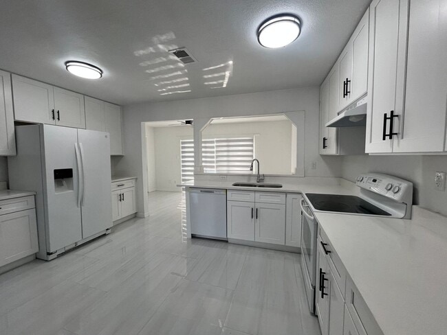 Building Photo - 18113 Cochran Blvd