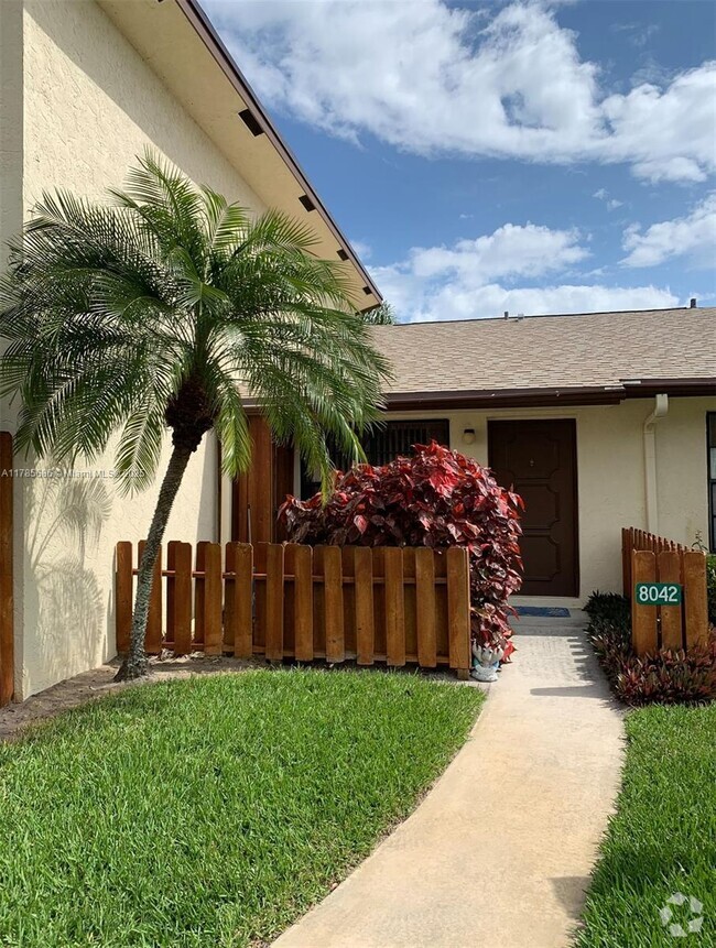 Building Photo - 8042 SE Villa Cir