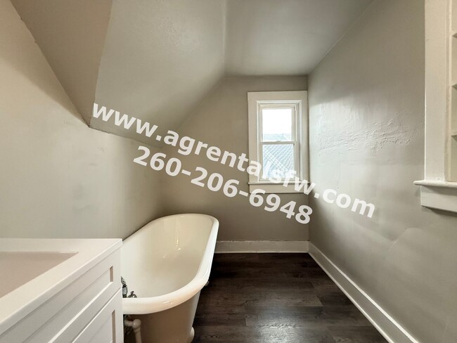 Building Photo - 3 Bedroom House
