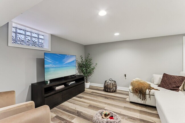 Building Photo - 6463 N Garden Grove Ln