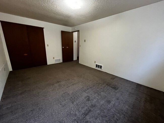 Building Photo - 1110 Shorewood Dr