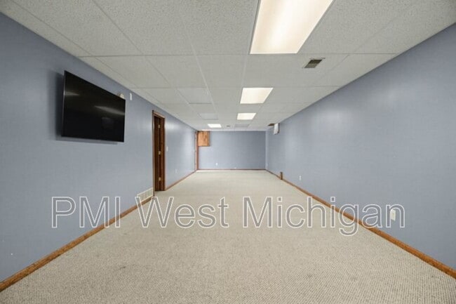 Building Photo - 6593 Crownpointe Dr SW