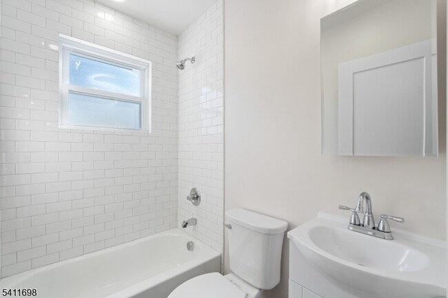 Building Photo - 826 George St