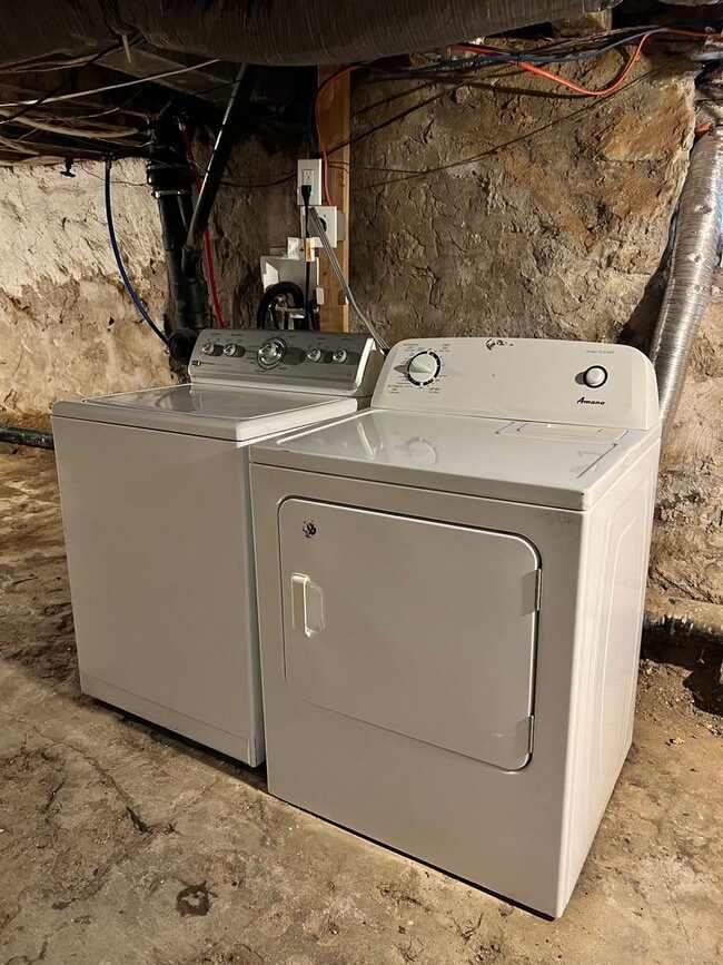 Building Photo - Refreshed 3BR/1BA Cozy Home with Porch & Fenced Yard!