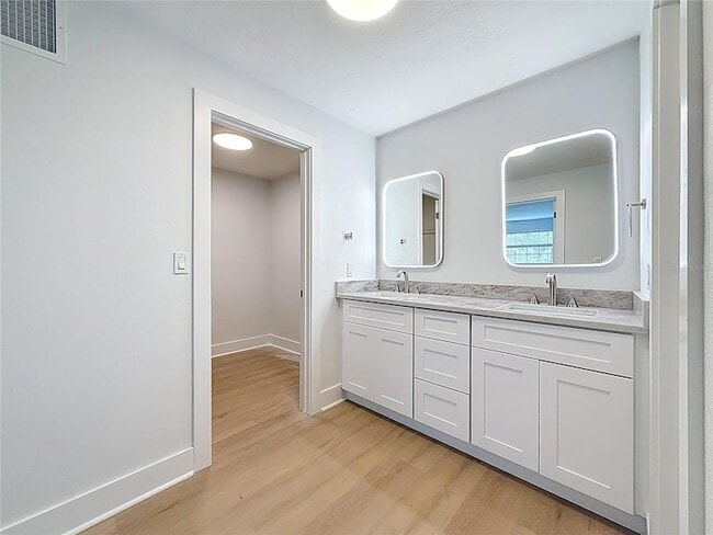 Building Photo - 200 Country Club Dr