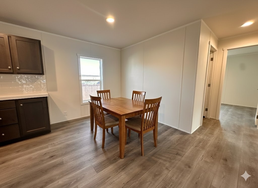 Building Photo - 8 Bing St N