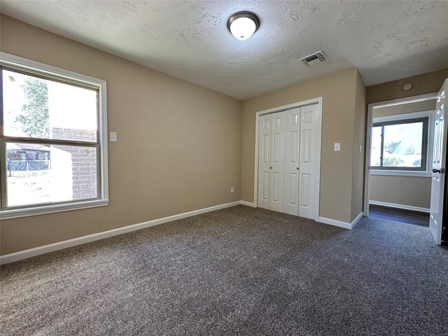Building Photo - 1606 Stone Lake Dr