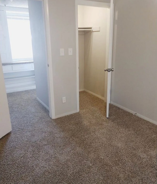 Building Photo - 2 Bed, 1 Bath Duplex