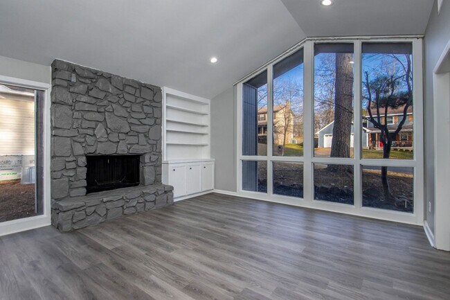 Building Photo - 20 Laver Cir