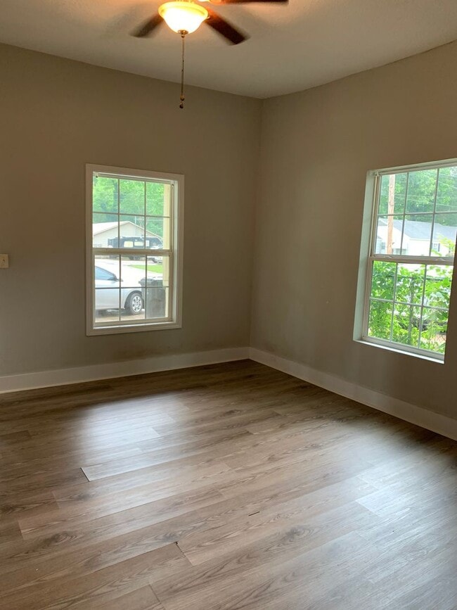 Building Photo - 817 W Matthews Ave