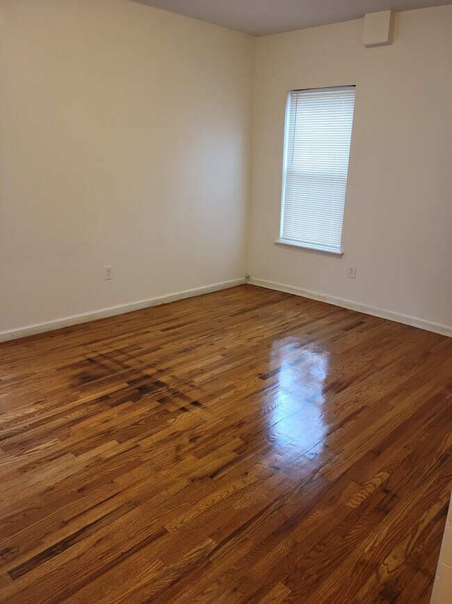 Building Photo - 102 11th Ave W