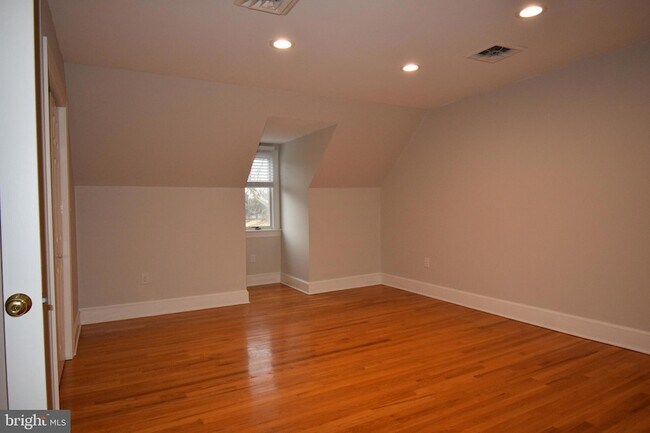 Building Photo - 295 Bay St