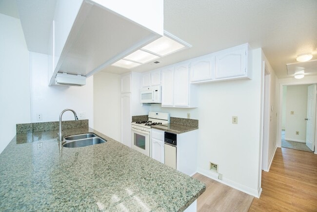 Building Photo - Updated 2 BR- 2 BA in FOUNTAIN VALLEY