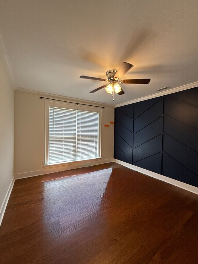 Building Photo - "Charming 4-Bed Oasis with Granite Finishe...
