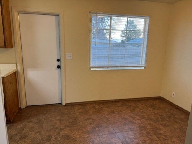 Building Photo - 3 Bedroom 2 Bath Home - Contact Property P...