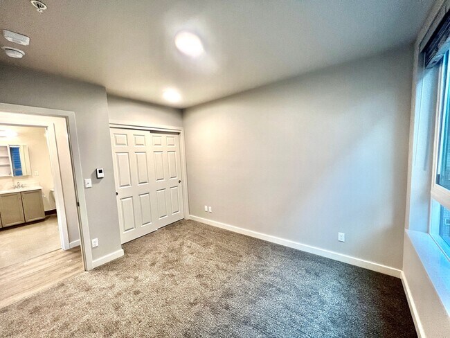 Building Photo - 2330 Yakima Ct