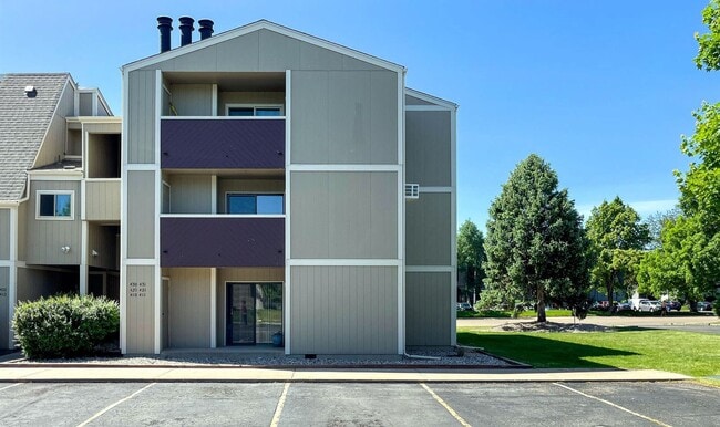 Building Photo - Beautiful Updated 2 Bed 1 Bath Condo by Fo...