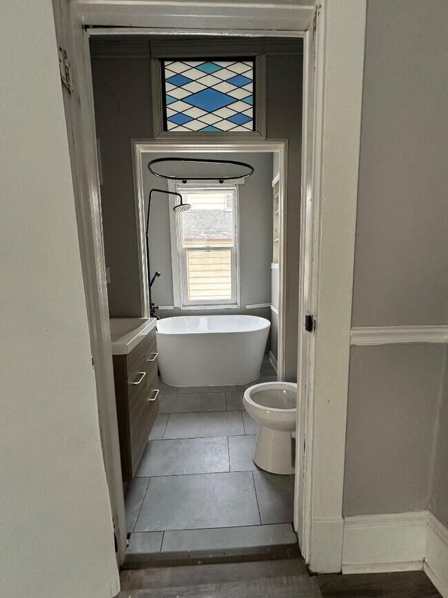 Building Photo - "Charming 2-Bed Gem in Cleveland: Cozy 800 Sq. Ft. Haven!"