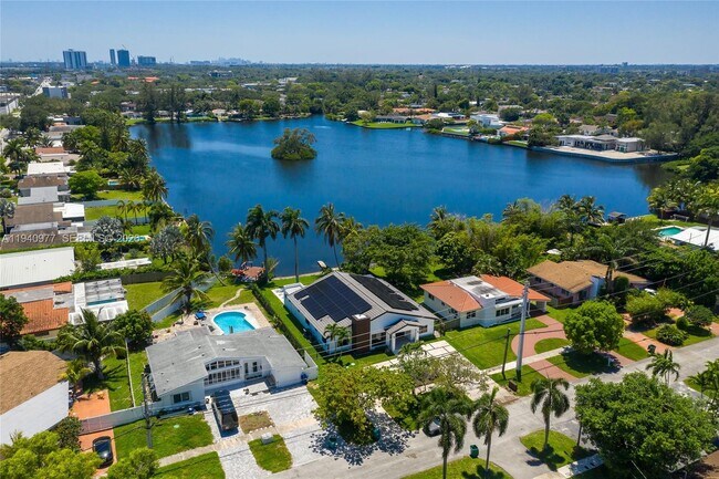 Building Photo - 2560 NE 199th St