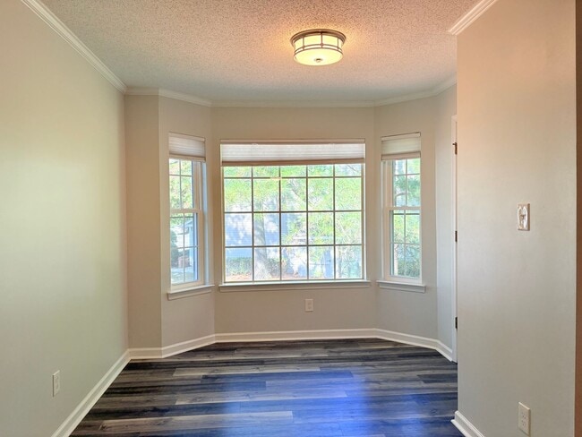 Building Photo - 2 bedroom condo close to W&M