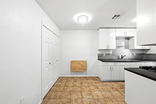 Building Photo - 910 Bret Ln