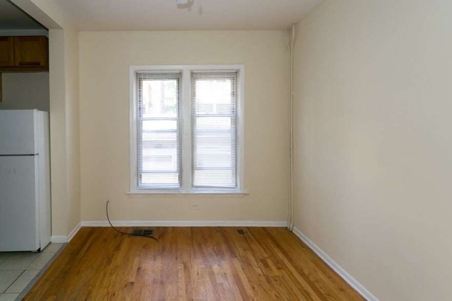 Building Photo - 629 W Barry Ave