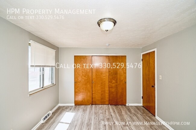Building Photo - 842 S Green Rd