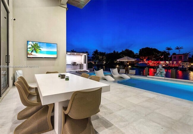 Building Photo - 2225 NE 19th St