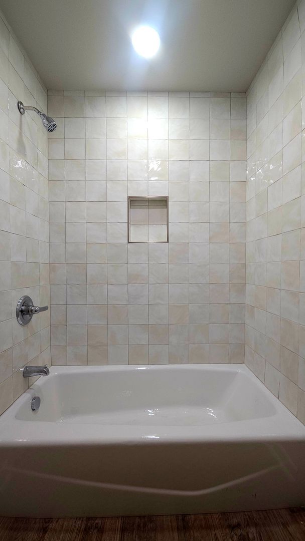 Building Photo - Beautiful 3 Bedroom Home With A Huge Bonus...