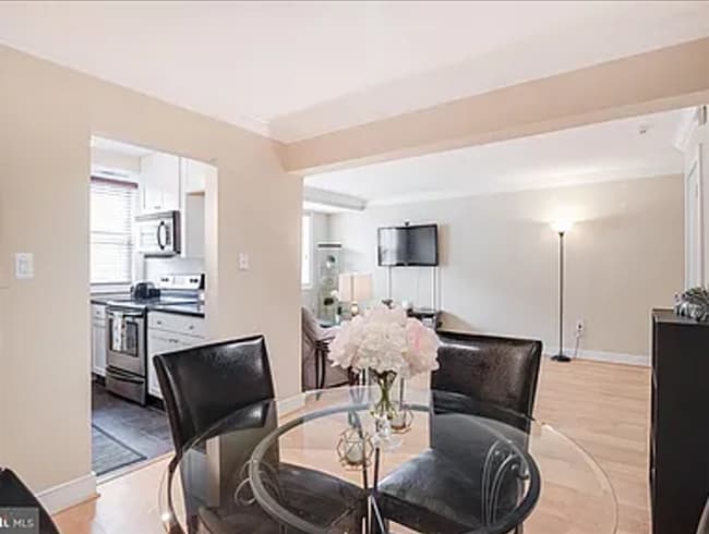 Building Photo - Amazing 2 bedroom/ 1 Bathroom unit with plenty natural light