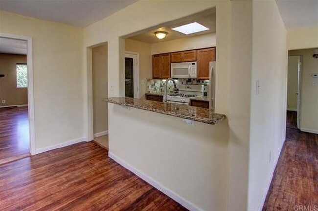 Building Photo - Spacious 3 Bedroom single family home in L...