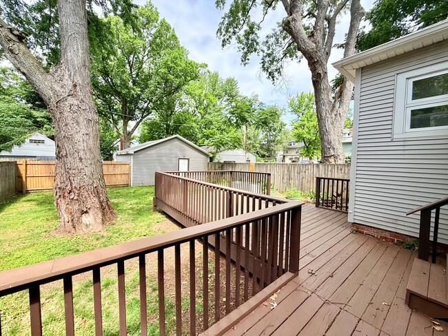 Building Photo - **Hawthorne Place** Pet Friendly 5 Large Bedrooms 2 Full Baths!