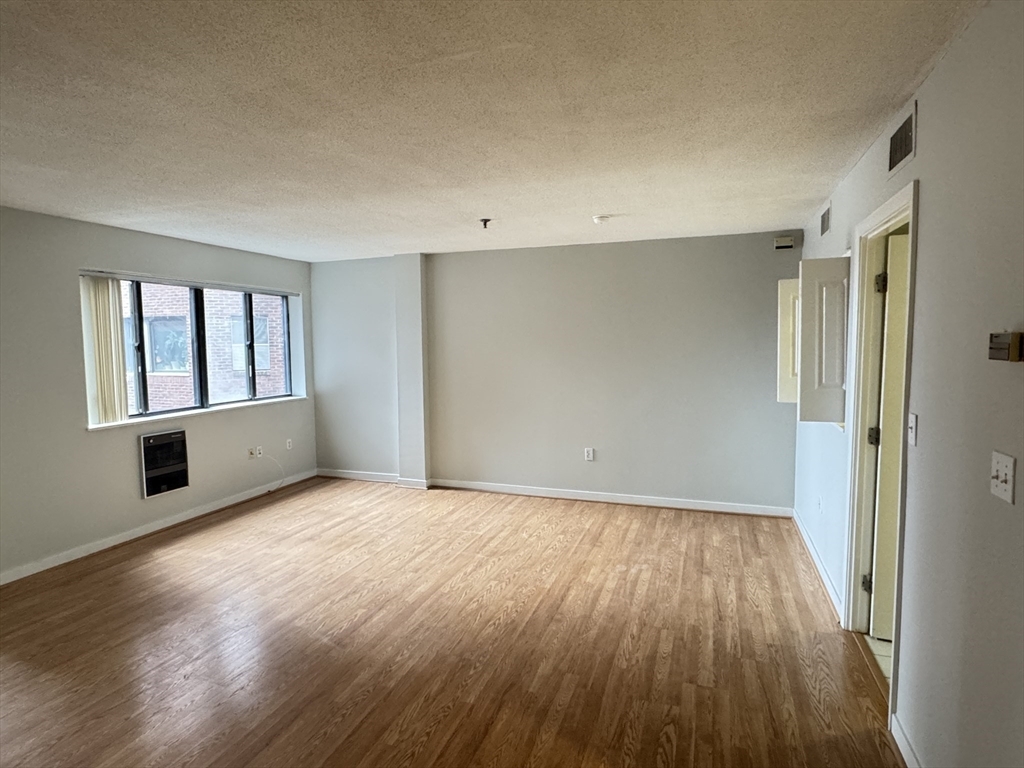 Building Photo - 152 Kelton St