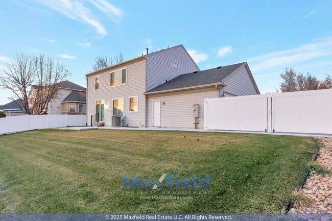 Building Photo - Beautiful 6BD, 3.5BTH, 3GAR Home in Cranberry Hills