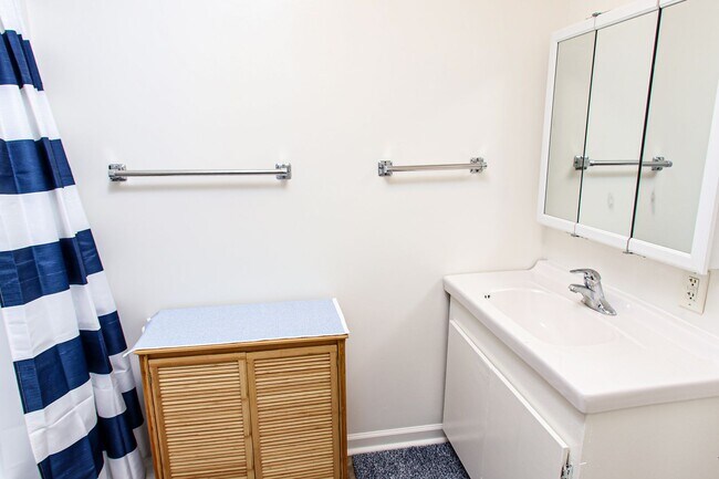 Building Photo - Large Studio in Glendale