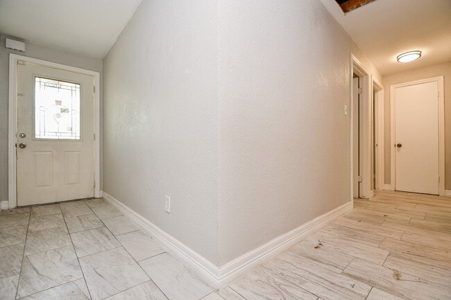 Building Photo - 5811 Greencraig Dr