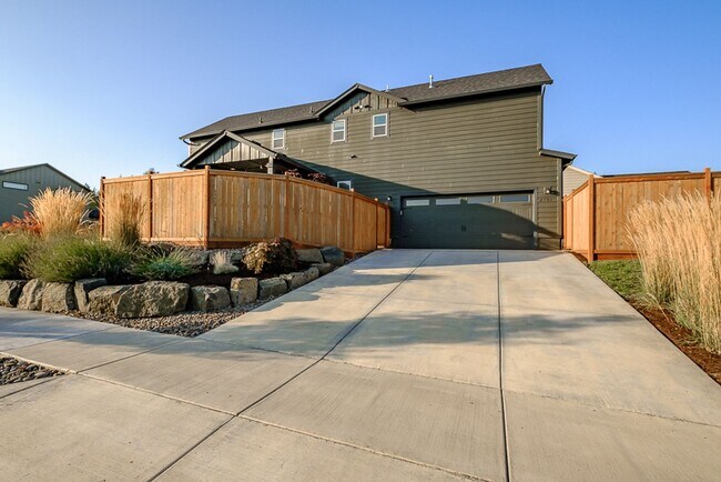 Building Photo - Beautiful 3 Bedroom on Large Corner Lot!