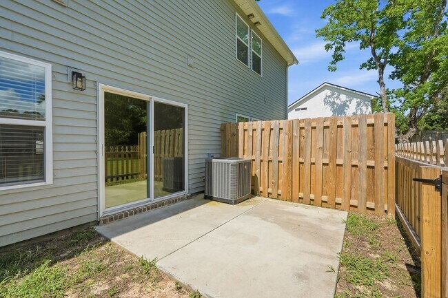Building Photo - 693 Woodlawn Ave