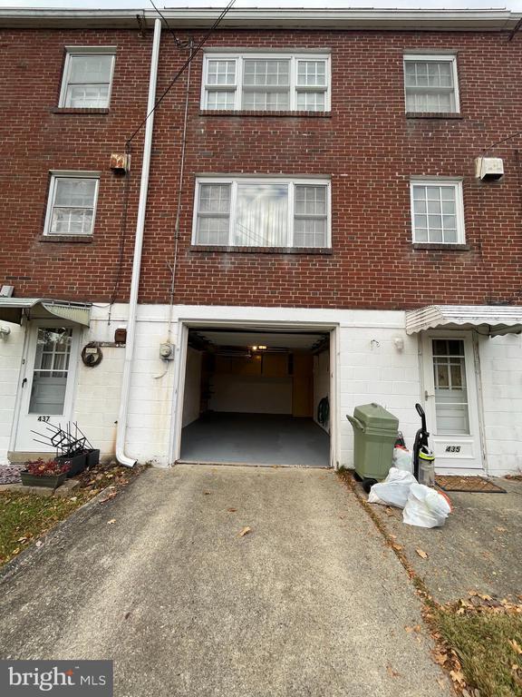 Building Photo - 435 Sycamore Rd