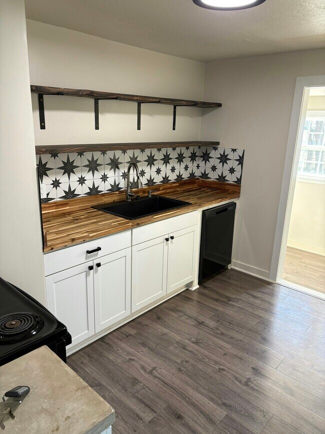 Building Photo - 1304 E Lincoln Ave