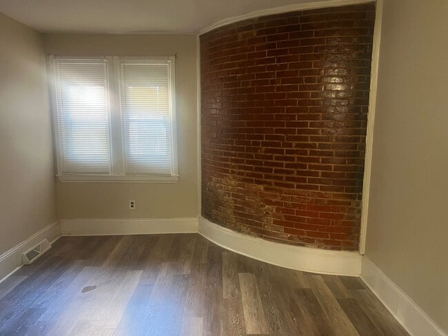 Building Photo - 33_517