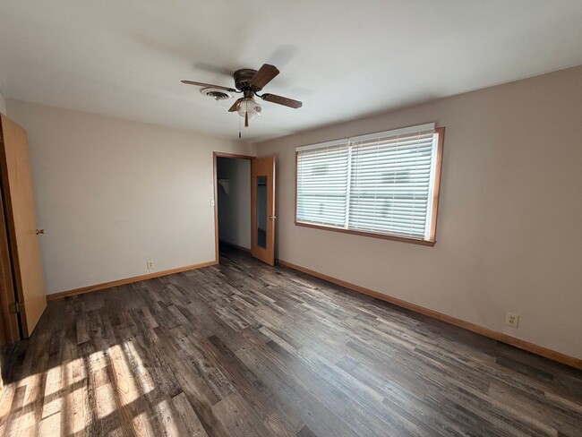 Building Photo - Available Now!! 1 Bedroom, 1 Bath Upper Level Remodeled Apartment for Rent!!