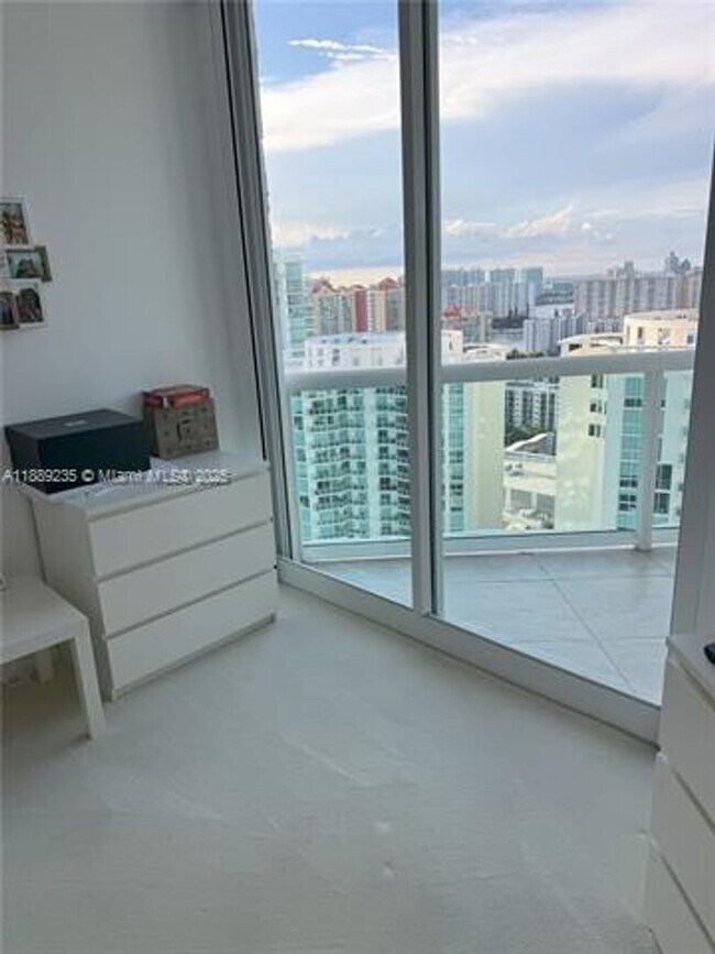 Building Photo - 16400 Collins Ave