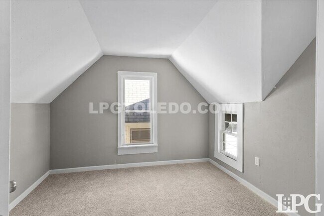 Building Photo - 1204 Navarre Ave