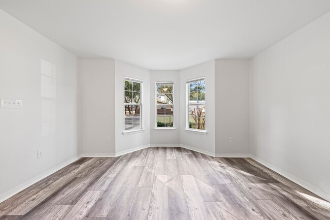 Building Photo - Beautifully Updated Townhouse in Niceville!