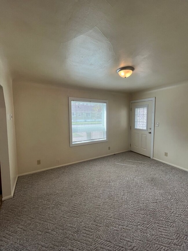 Building Photo - Centrally Located 1 Bedroom House