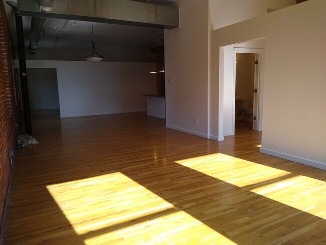Building Photo - Loft Living At It's Finest In LODO!