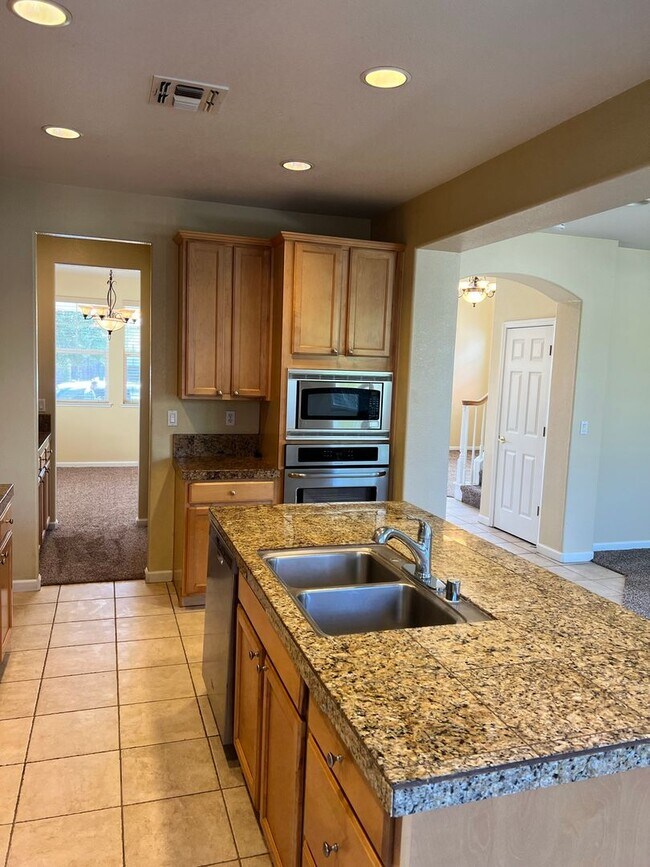 Building Photo - Beautiful home in Reflections gated community