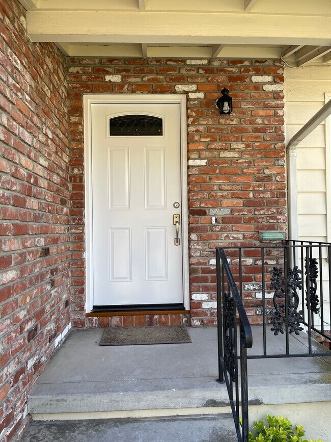 Building Photo - Newly Renovated 4 Bedroom Home with Views