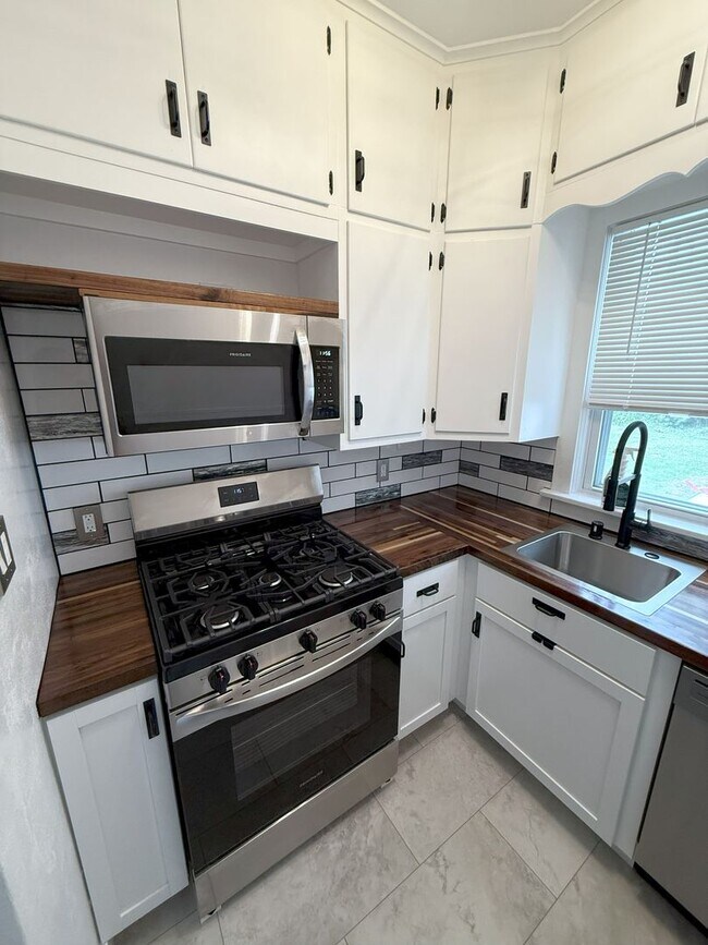 Building Photo - 104 Lathrop St